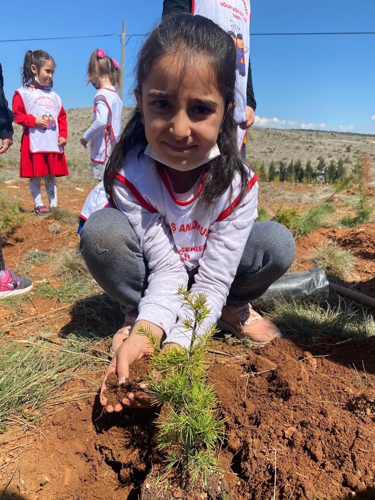 Kütahya'da anaokulu öğrencileri 23 Nisan anısına fidan dikti