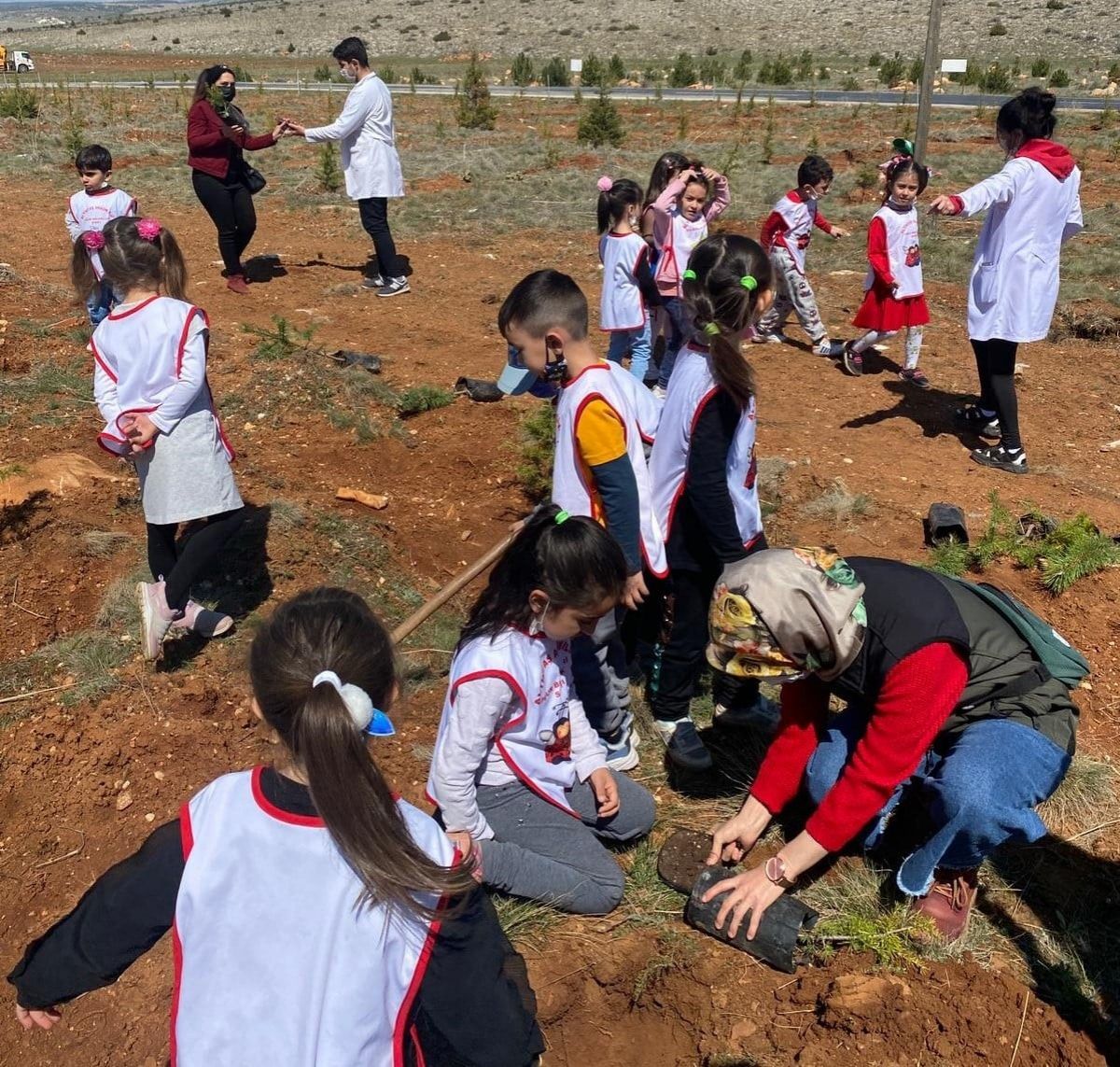 Kütahya'da anaokulu öğrencileri 23 Nisan anısına fidan dikti