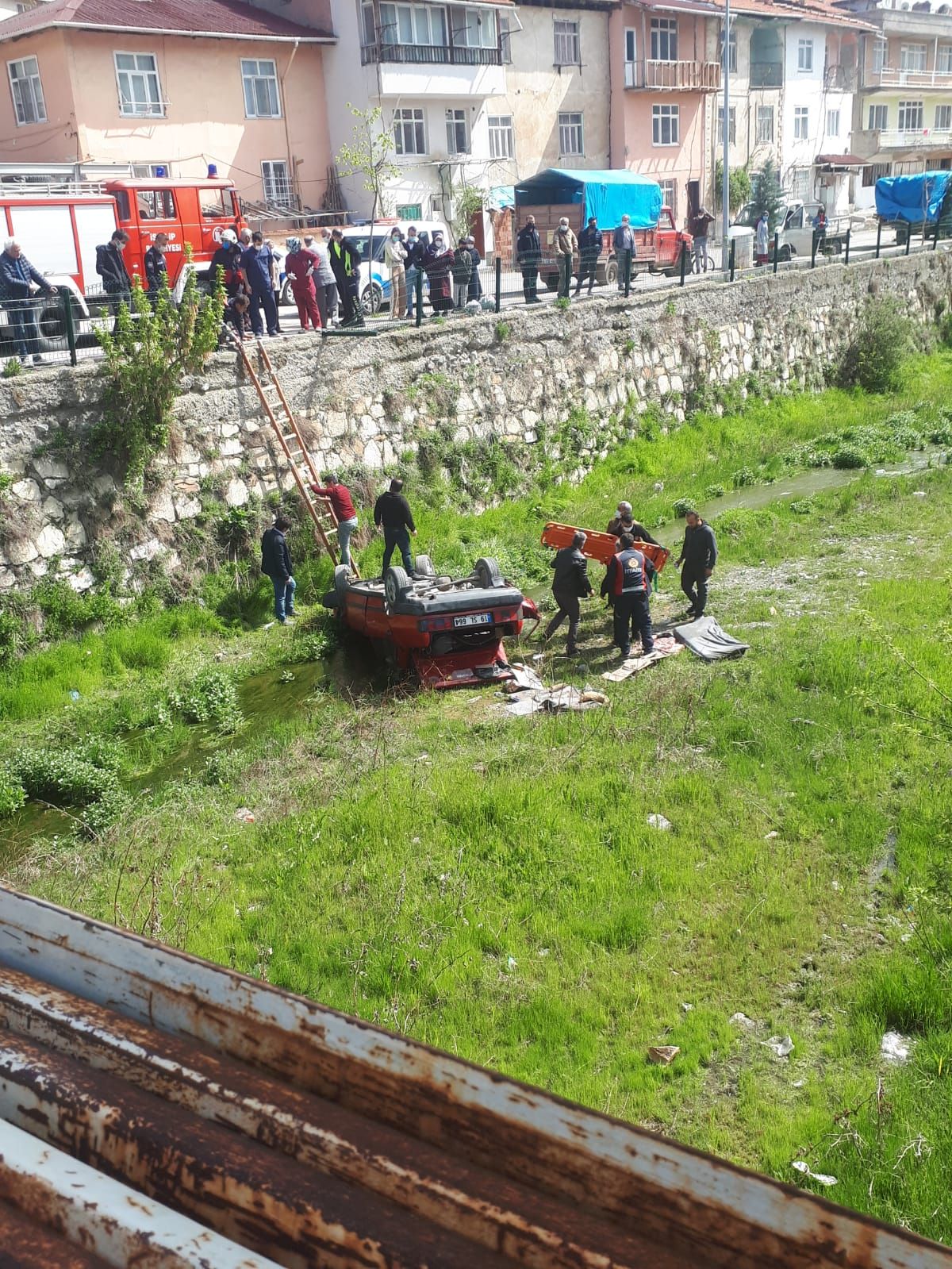 Çorum'da otomobil dere yatağına düştü