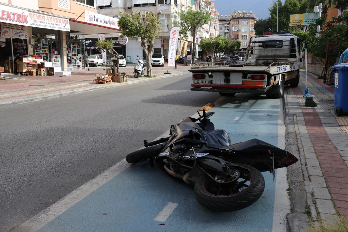 Alanya'da köpeğe çarpan motosikletin sürücüsü ağır yaralandı