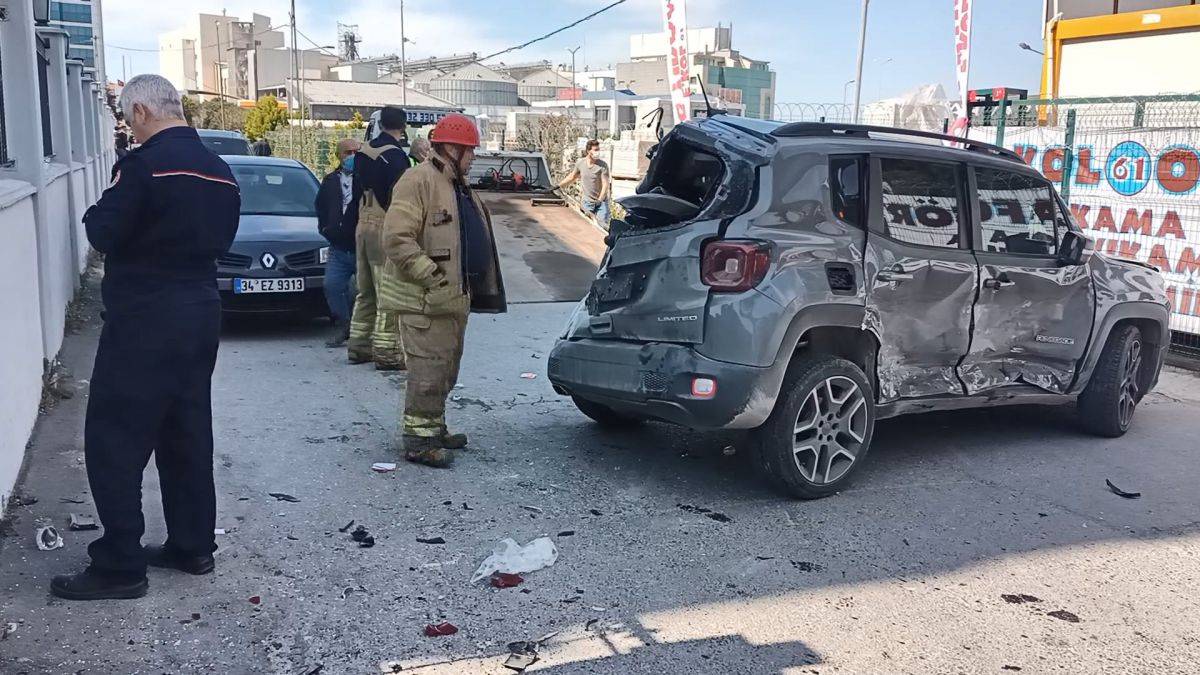 Büyükçekmece'de otomobilin çarptığı cip devrildi