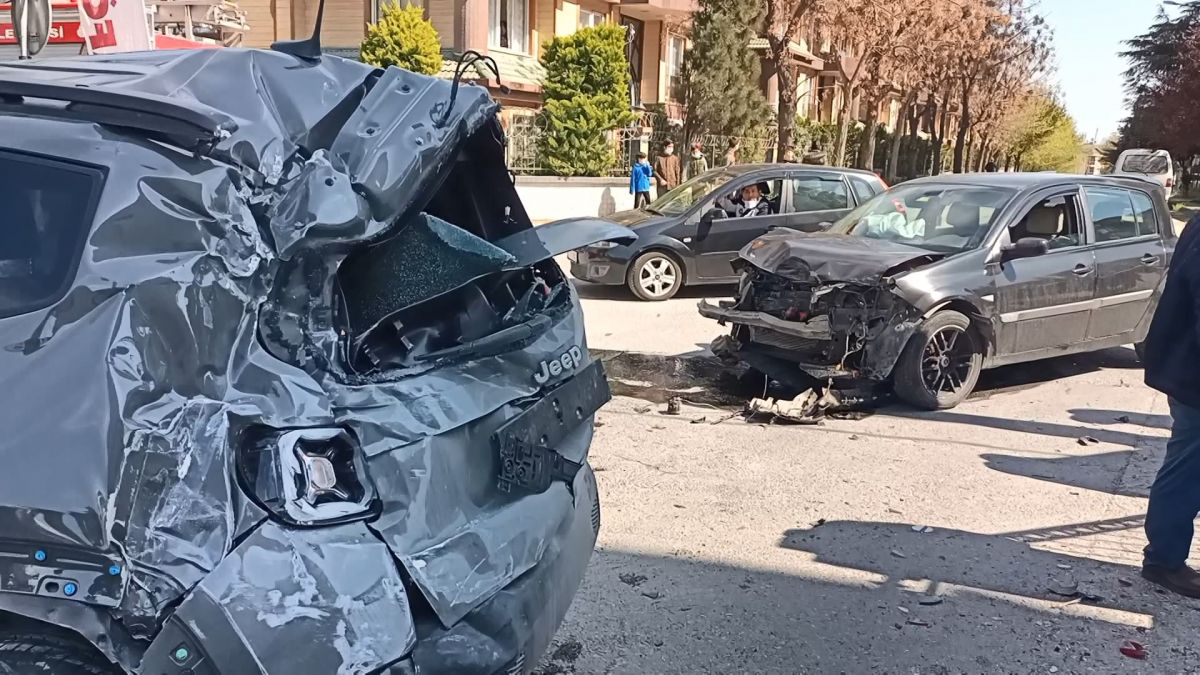 Büyükçekmece'de otomobilin çarptığı cip devrildi