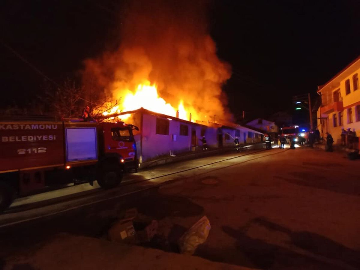 Kastamonu'da çıkan yangında 4 ev kül oldu