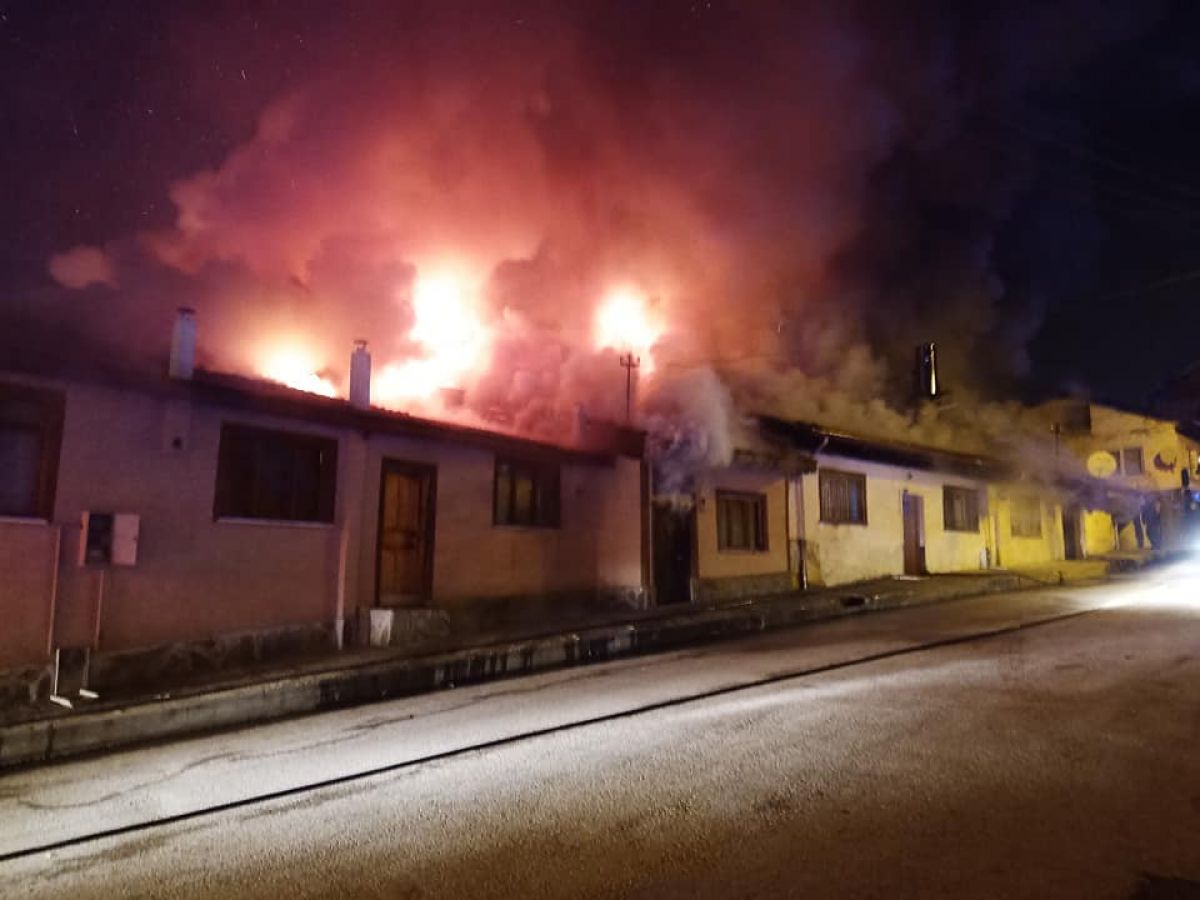 Kastamonu'da çıkan yangında 4 ev kül oldu