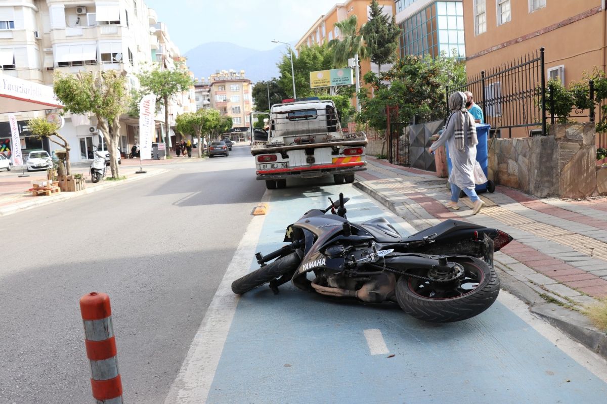 Alanya'da köpeğe çarpan motosikletin sürücüsü ağır yaralandı