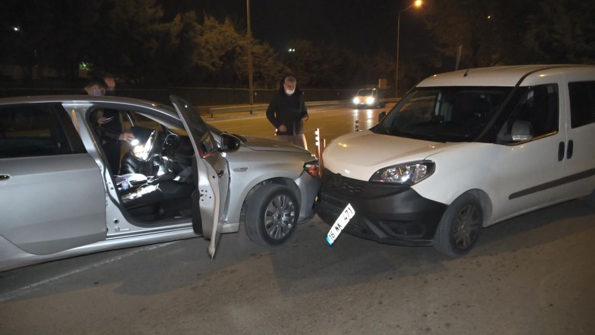 Bursa'da otomobille uygulamadan kaçarken polise aracına çarptılar