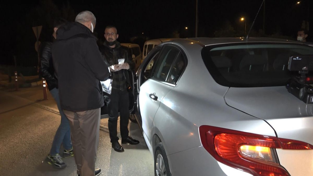 Bursa'da otomobille uygulamadan kaçarken polise aracına çarptılar