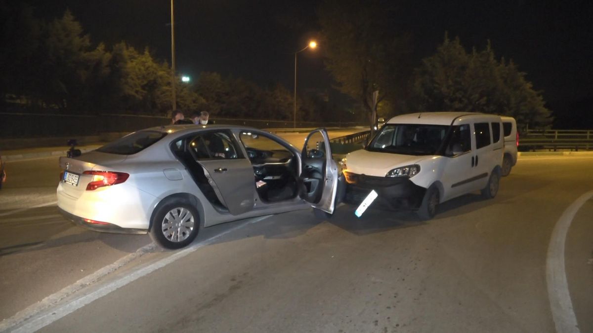 Bursa'da otomobille uygulamadan kaçarken polise aracına çarptılar