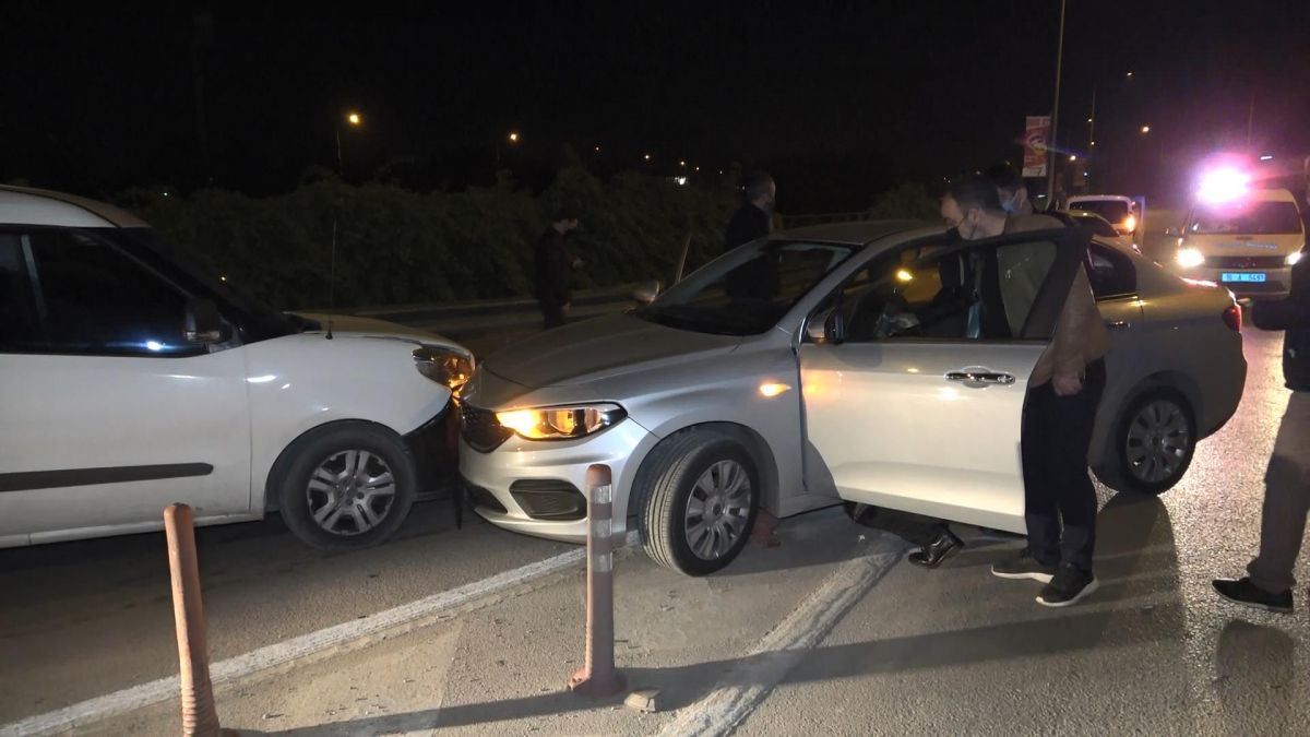 Bursa'da otomobille uygulamadan kaçarken polise aracına çarptılar