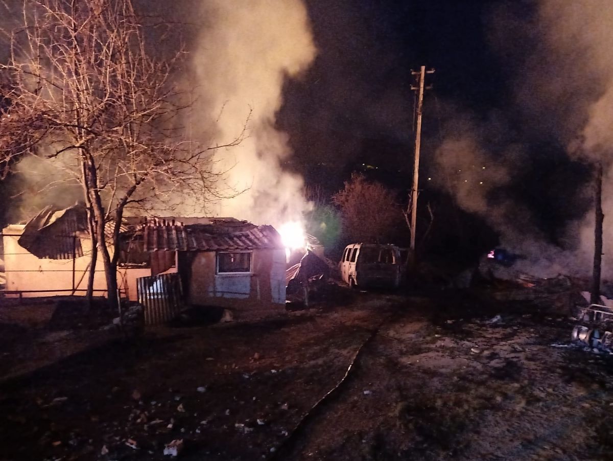 Kastamonu'da 3 köy evi ile 1 otomobil yandı: 2 ölü, 1 yaralı