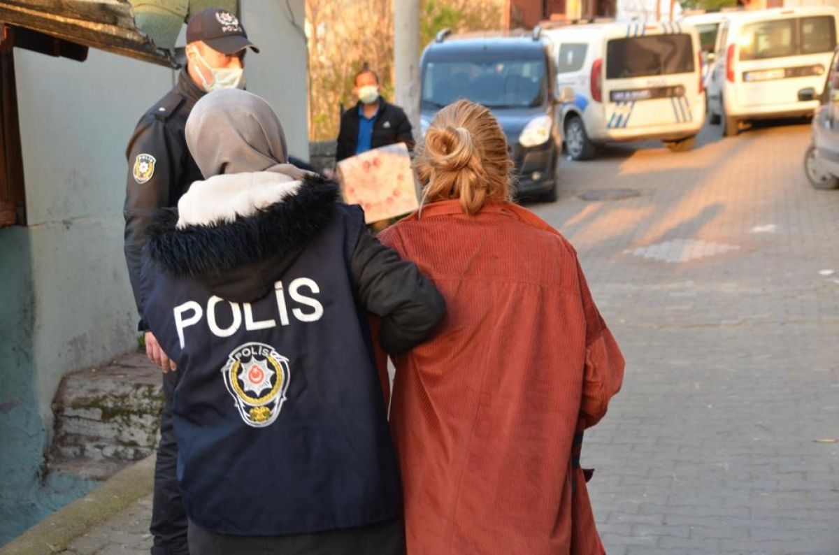 Kocaeli'de evin gizli bölmesinde saklanan 2 kadın, polisten kaçamadı