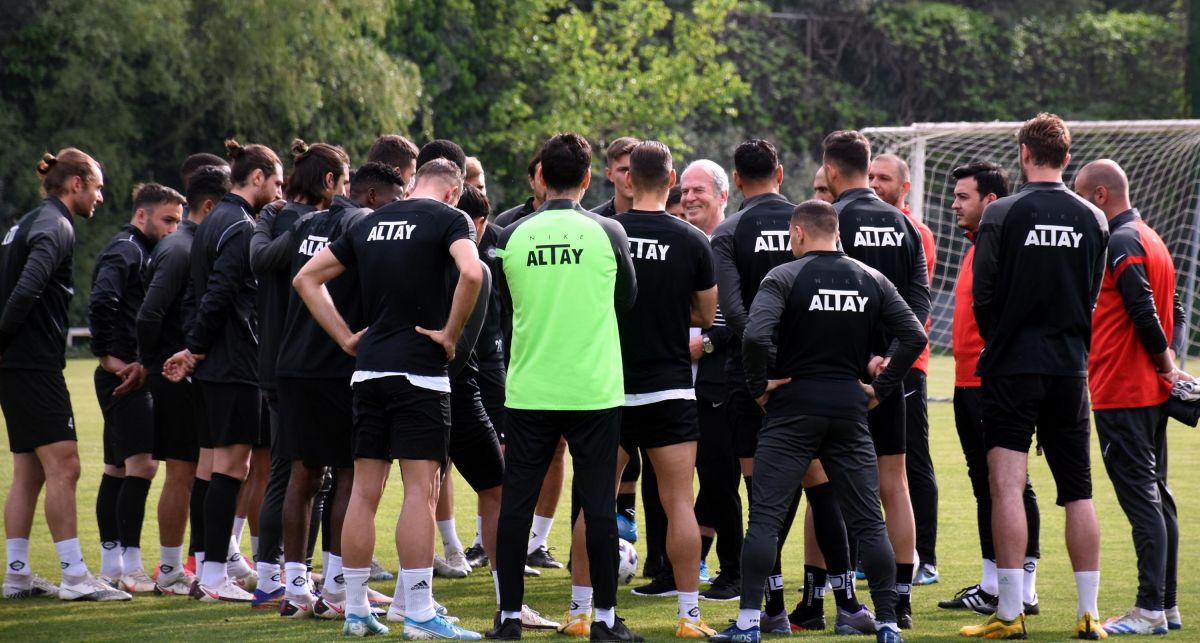 Altay'da Mustafa Denizli’ye meşaleli karşılama