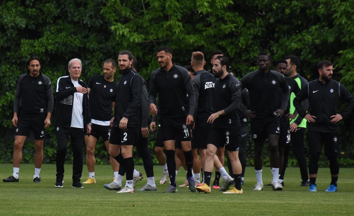 Altay'da Mustafa Denizli’ye meşaleli karşılama