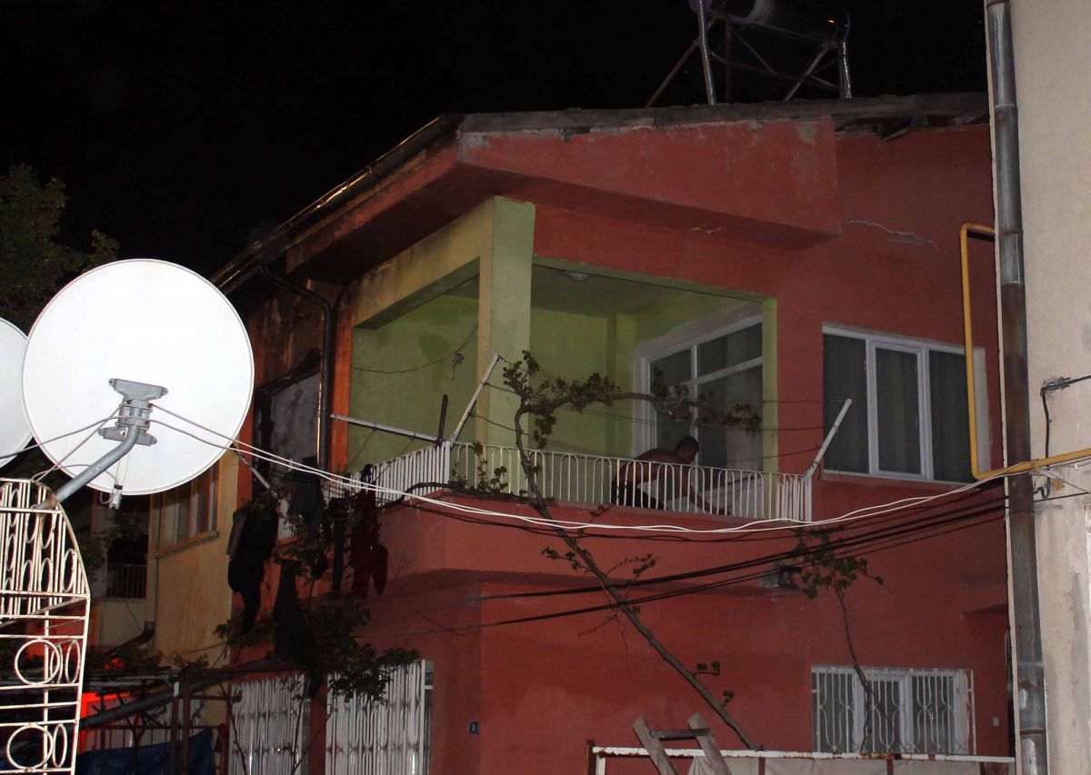 Kayseri'de evini ateşe verip, kendini cam parçaları ile yaraladı