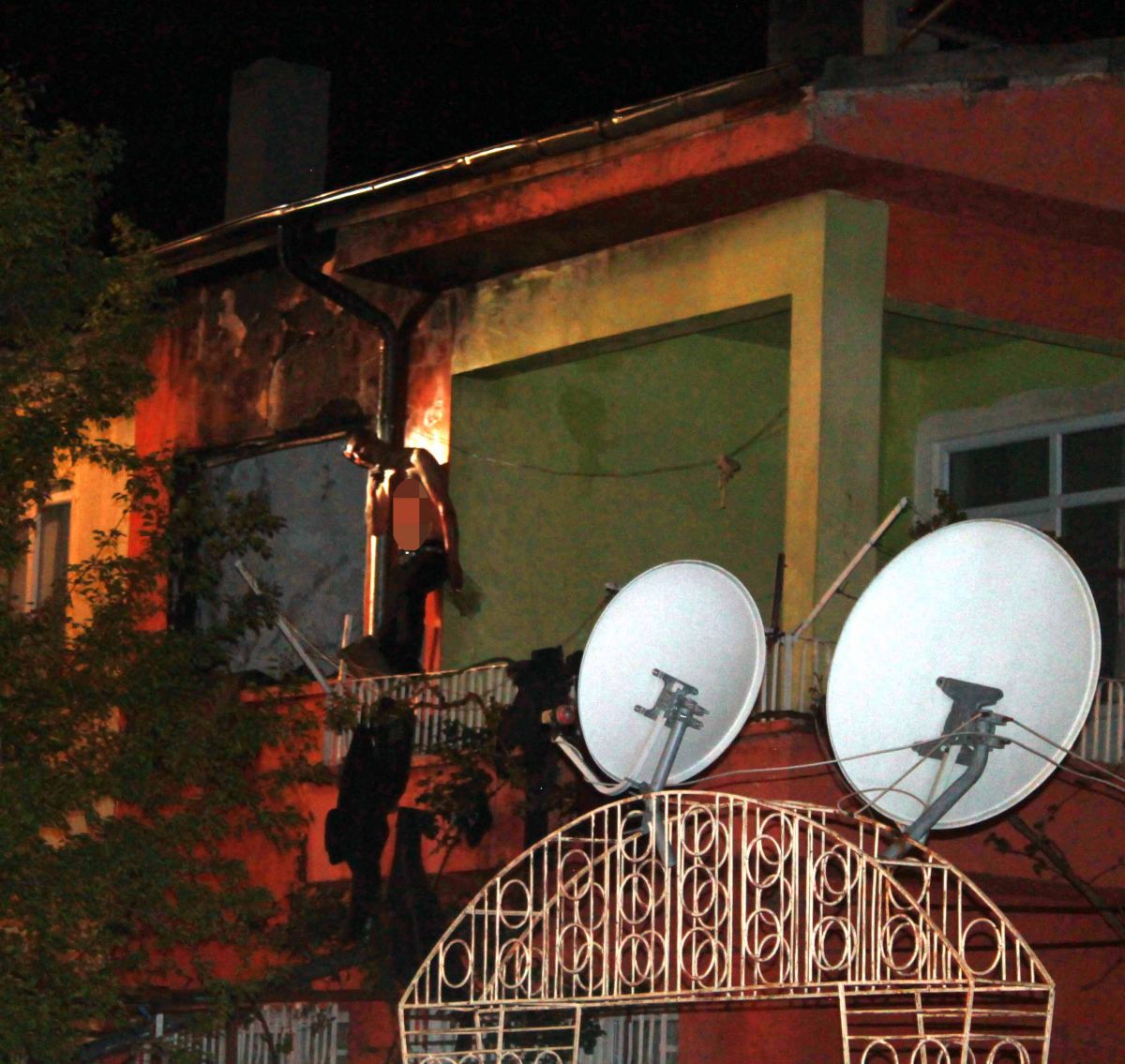 Kayseri'de evini ateşe verip, kendini cam parçaları ile yaraladı