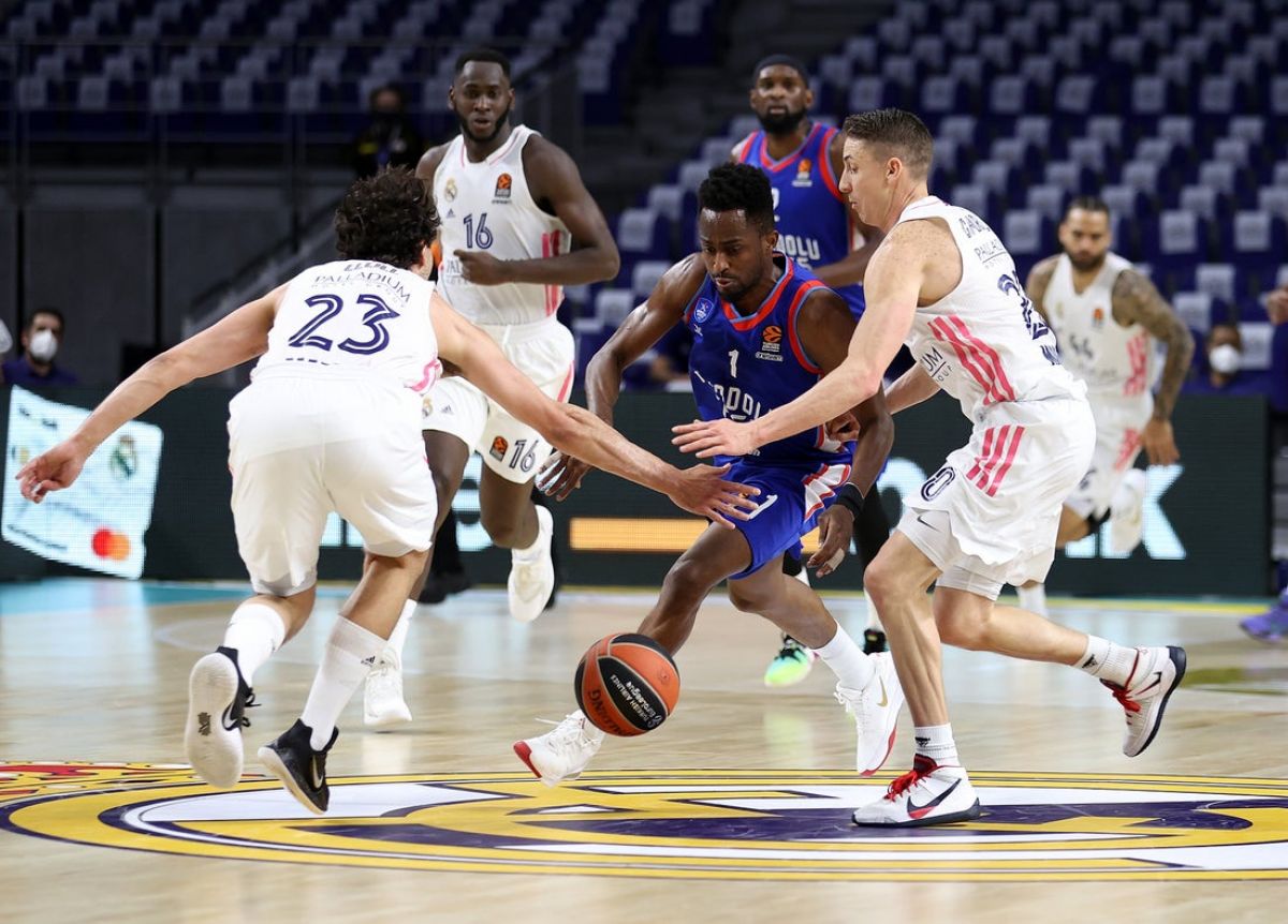 Anadolu Efes'i 82-76 yenen Real Madrid, seriyi 2-2'ye getirdi