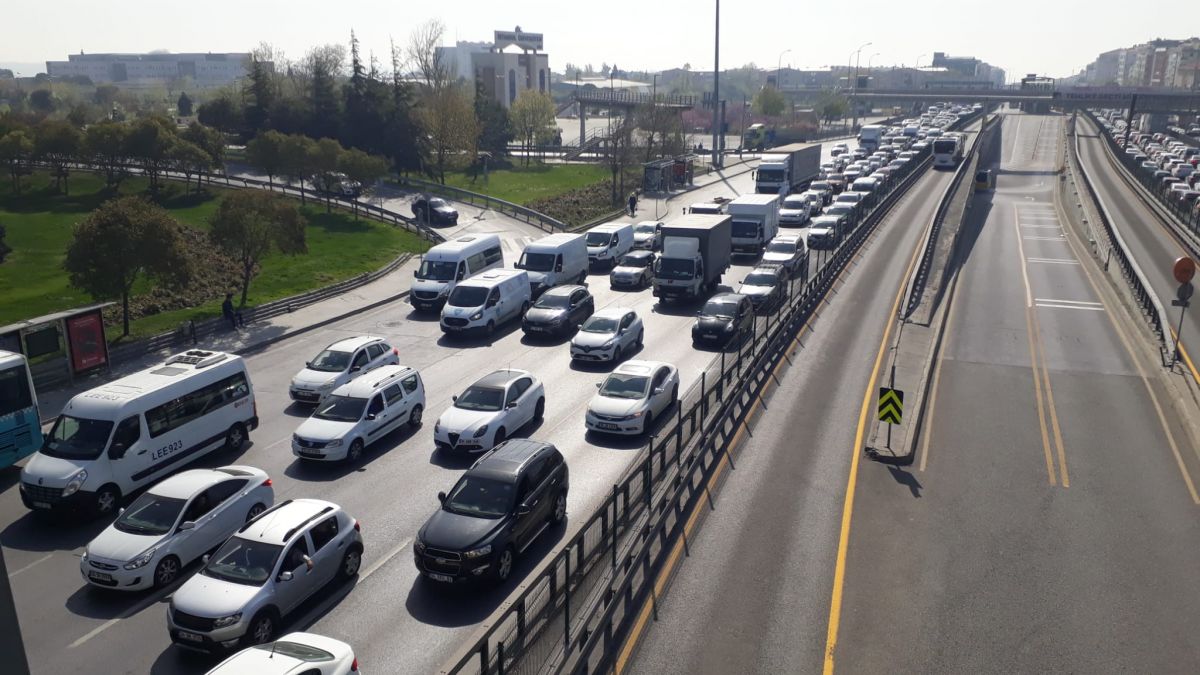 İstanbul da tam kapanmanın ilk günü trafik yoğunluğu yaşandı #6