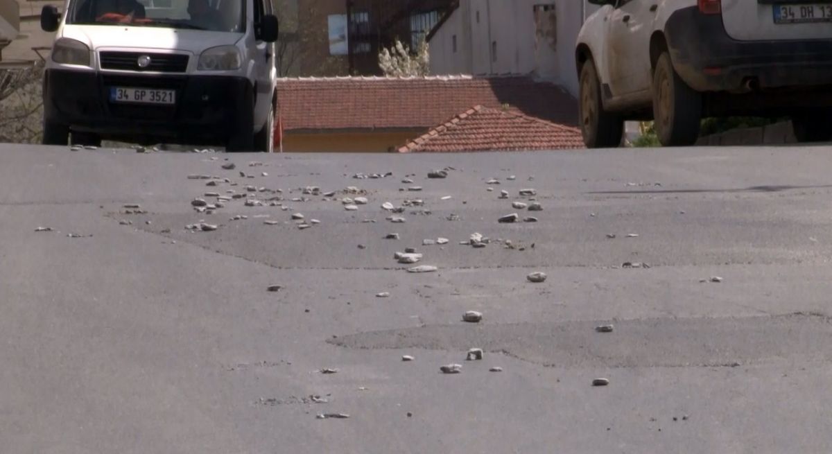 İstanbul'da beton mikseri, beton döke döke trafikte ilerledi