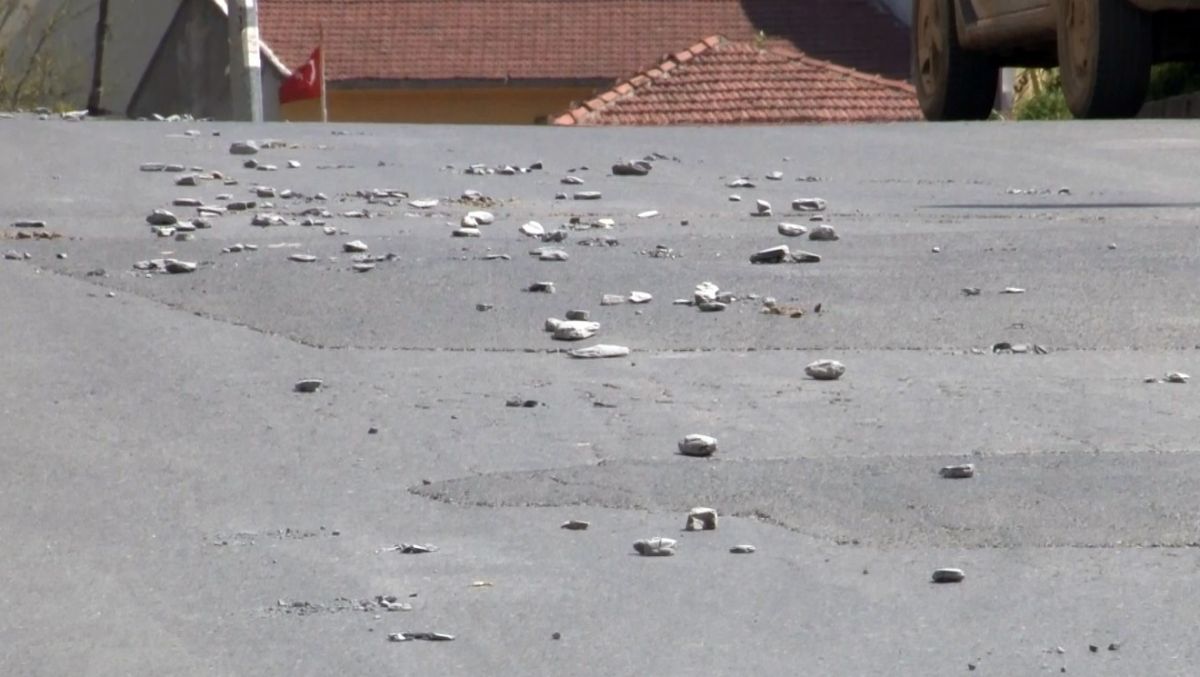 İstanbul'da beton mikseri, beton döke döke trafikte ilerledi