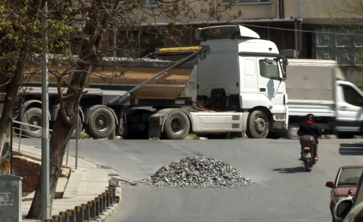 İstanbul'da beton mikseri, beton döke döke trafikte ilerledi
