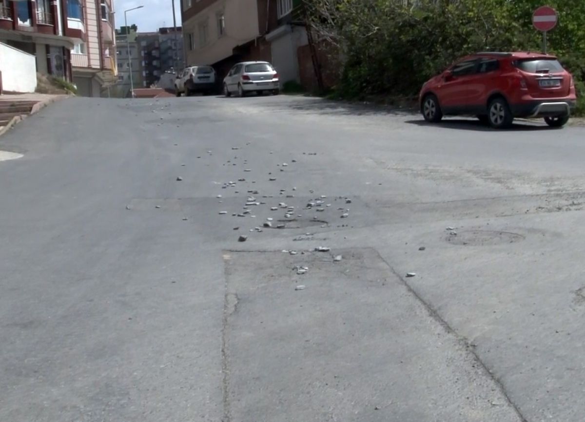 İstanbul'da beton mikseri, beton döke döke trafikte ilerledi