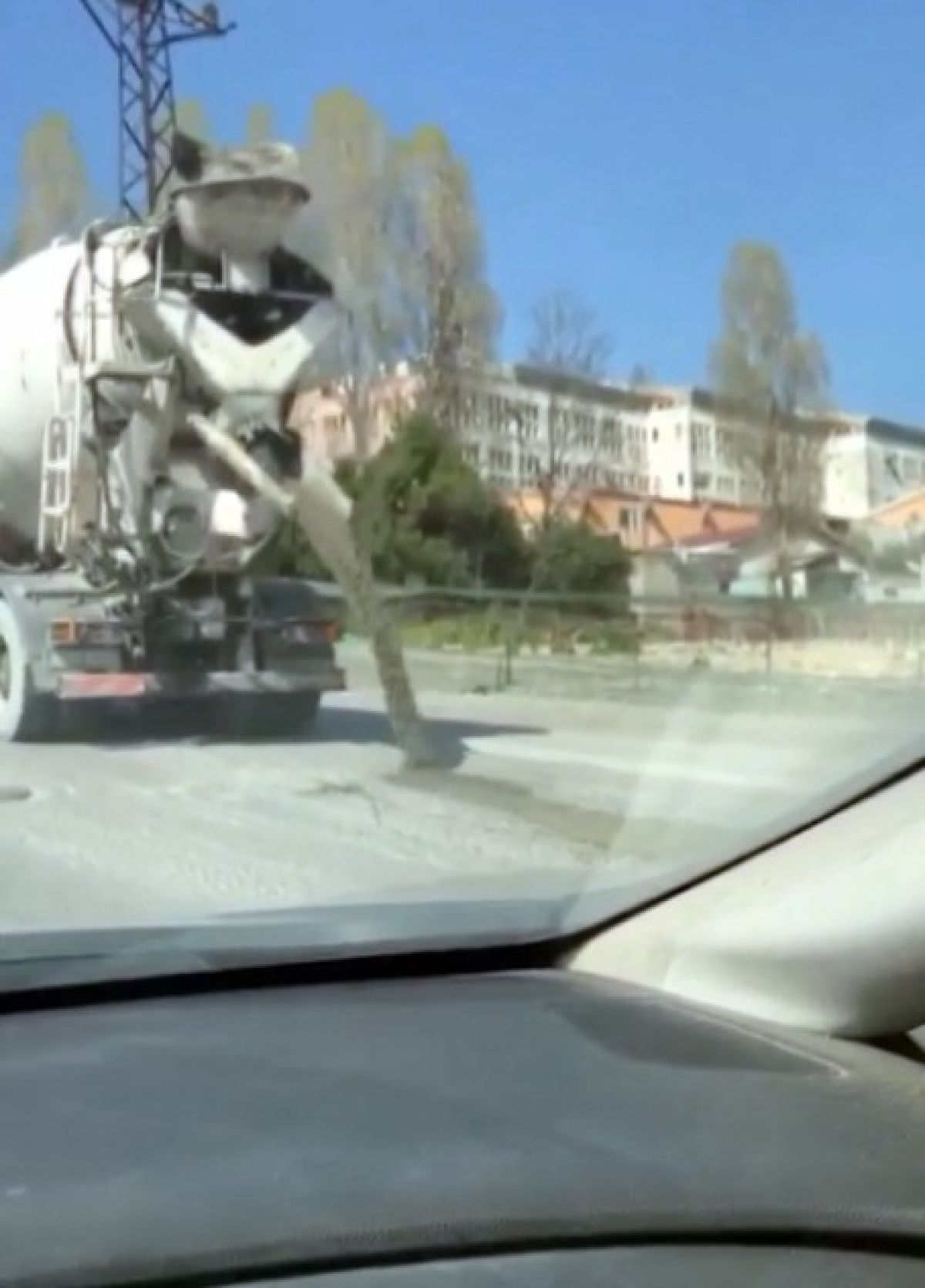 İstanbul'da beton mikseri, beton döke döke trafikte ilerledi