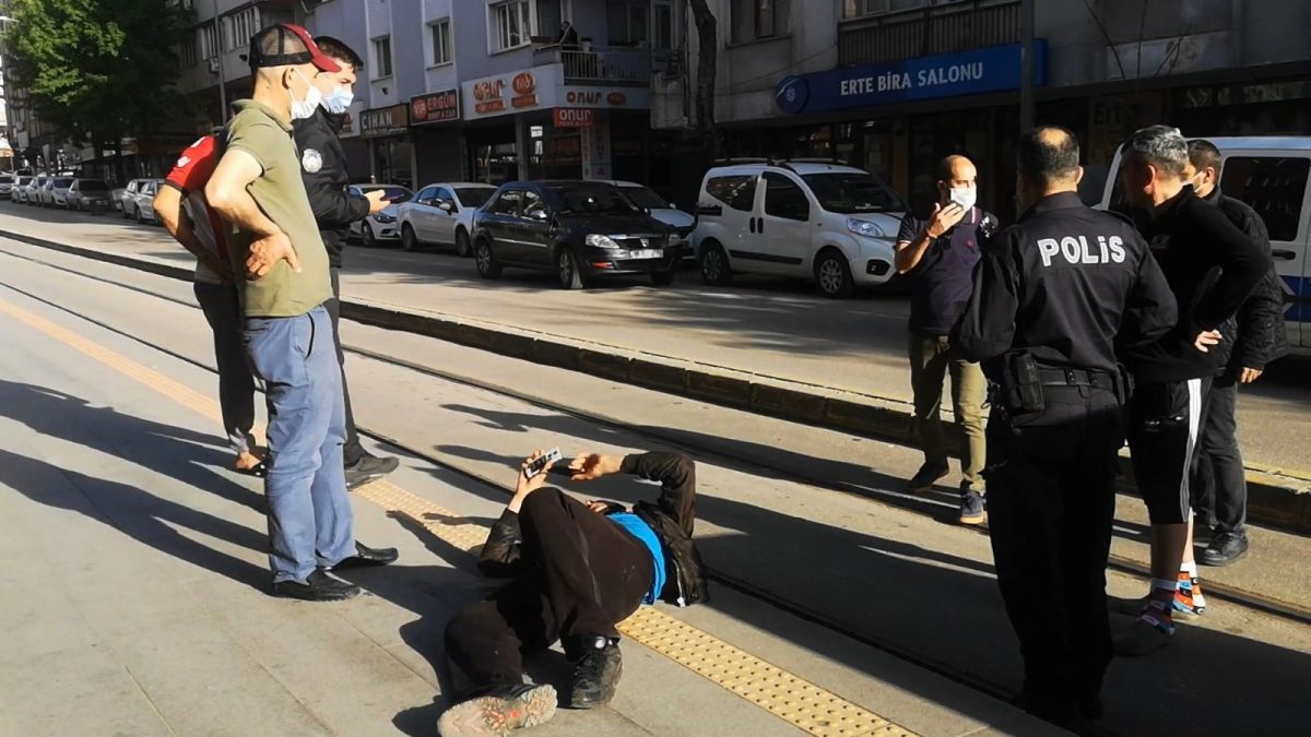 Bursa'da kaza geçirdi, kırılan telefonuna üzüldü