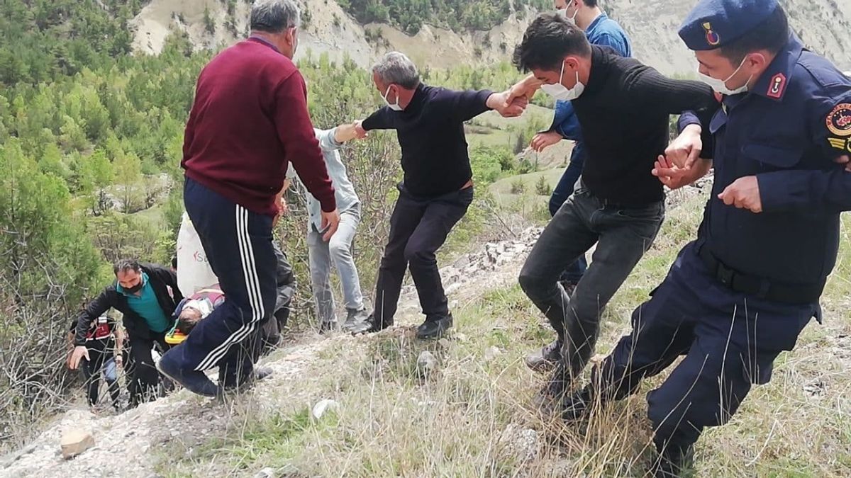 Tokat'ta insan zinciri oluşturup yaralıyı uçurumdan çıkardılar