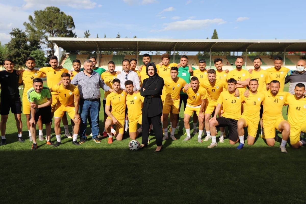 Şampiyon olan Adıyaman 1954 Spor’un kadın başkanı Cevher Erdem tarihe geçti