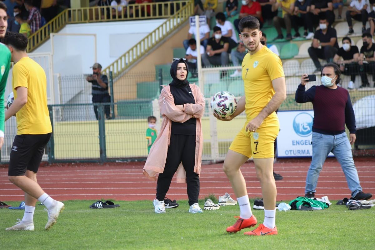 Şampiyon olan Adıyaman 1954 Spor’un kadın başkanı Cevher Erdem tarihe geçti