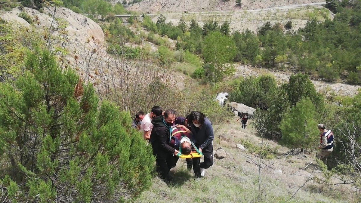 Tokat'ta insan zinciri oluşturup yaralıyı uçurumdan çıkardılar