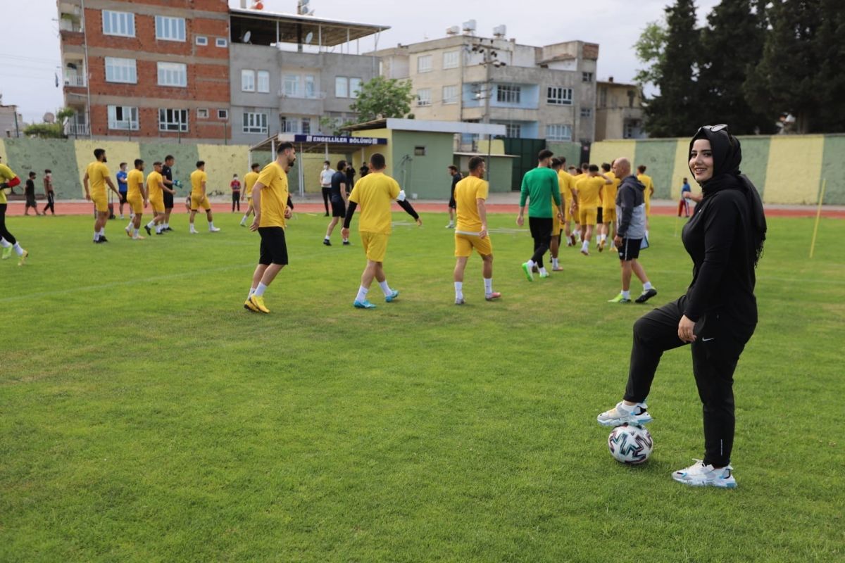 Şampiyon olan Adıyaman 1954 Spor’un kadın başkanı Cevher Erdem tarihe geçti