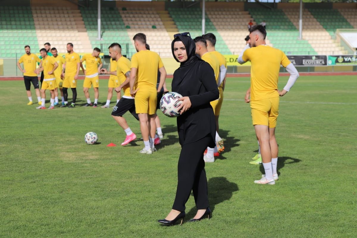 Şampiyon olan Adıyaman 1954 Spor’un kadın başkanı Cevher Erdem tarihe geçti