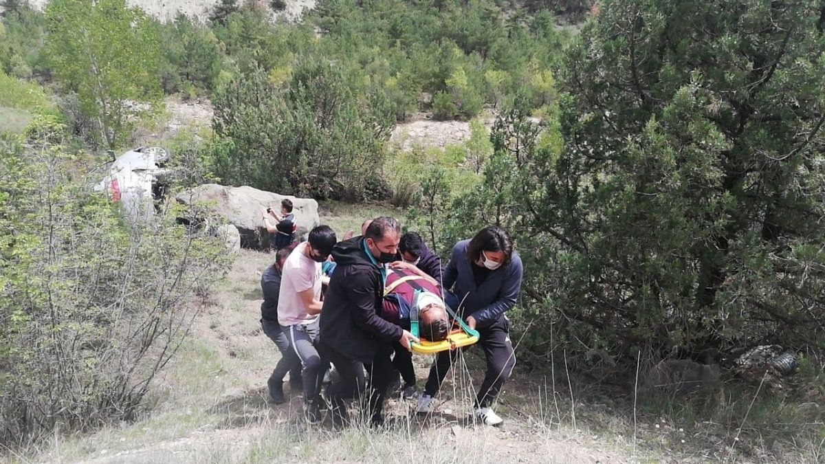 Tokat'ta insan zinciri oluşturup yaralıyı uçurumdan çıkardılar