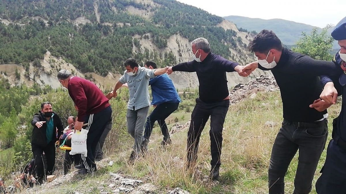 Tokat'ta insan zinciri oluşturup yaralıyı uçurumdan çıkardılar