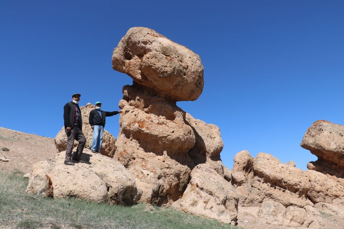 Sivas’ta ilginç kayalar dikkat çekiyor