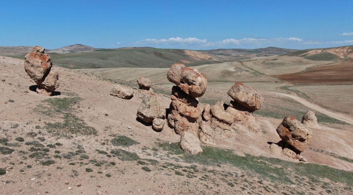 Sivas’ta ilginç kayalar dikkat çekiyor