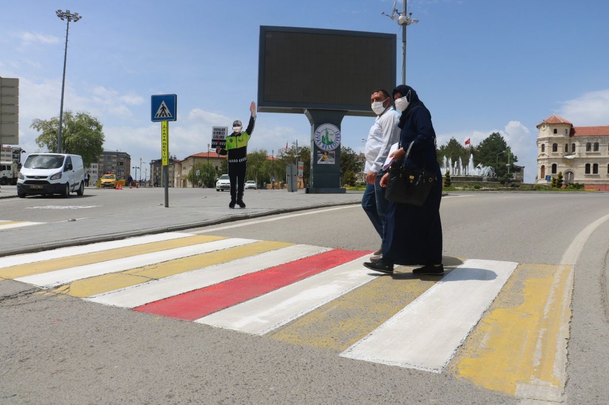 Sivas'ta maket trafik polisine maske taktılar