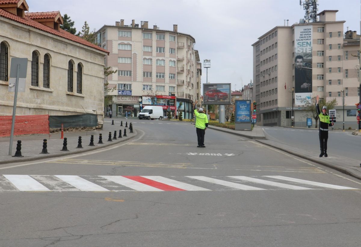 Sivas'ta maket trafik polisine maske taktılar