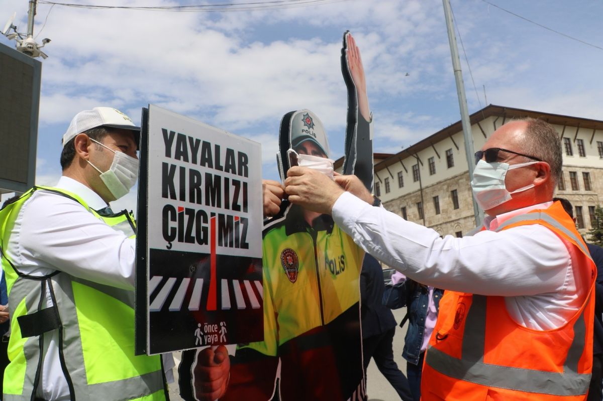 Sivas'ta maket trafik polisine maske taktılar