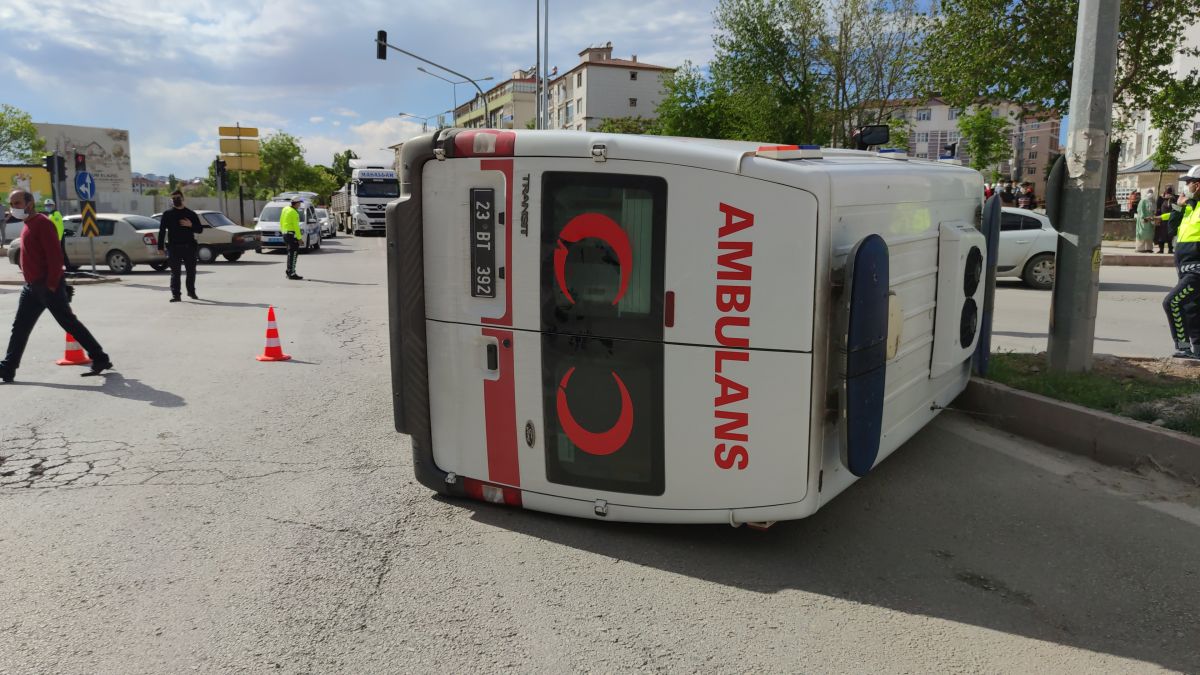 Elazığ'da korona hastasını taşıyan ambulans kaza yaptı