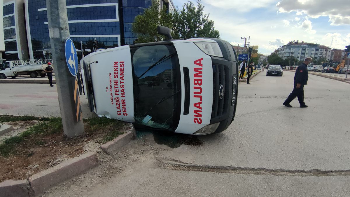 Elazığ'da korona hastasını taşıyan ambulans kaza yaptı