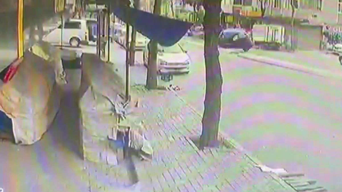 Avcılar'da boş yolda ciple direğe çarptı
