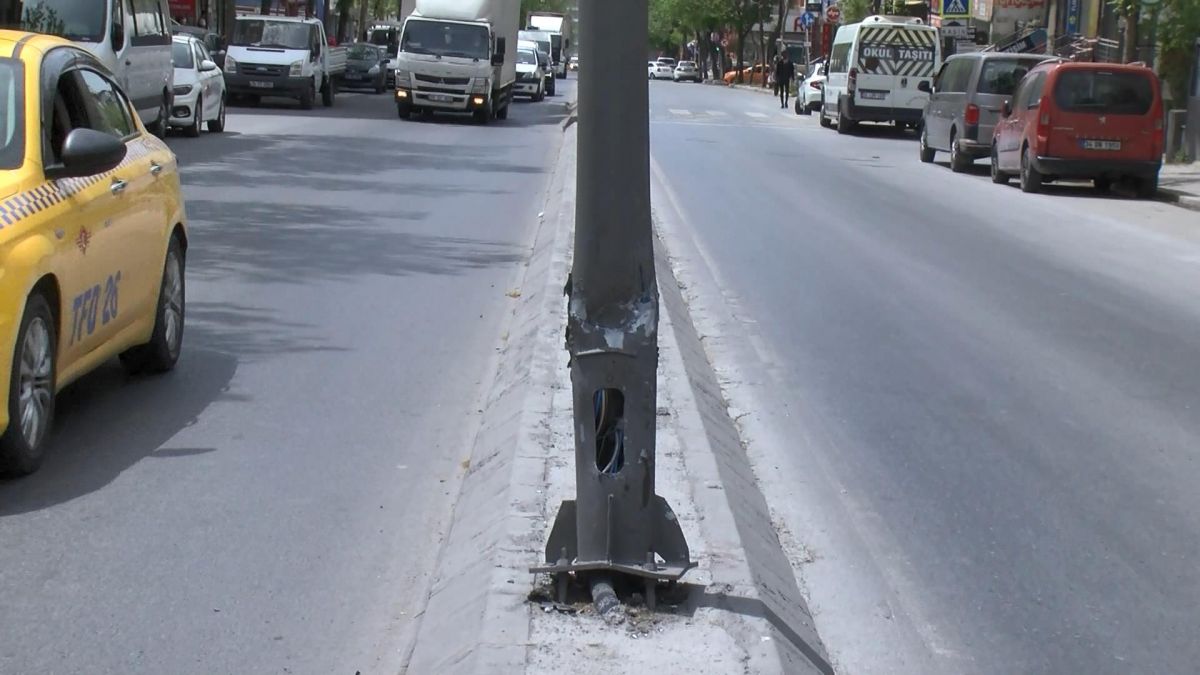 Avcılar'da boş yolda ciple direğe çarptı