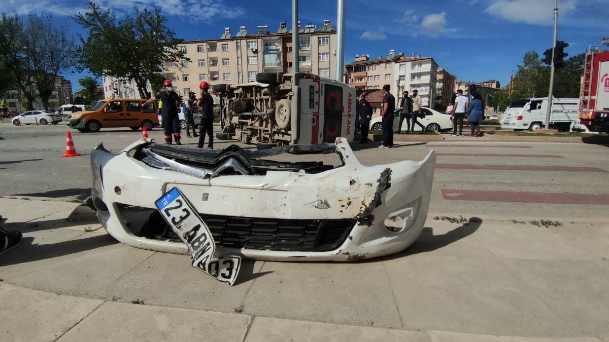 Elazığ'da korona hastasını taşıyan ambulans kaza yaptı