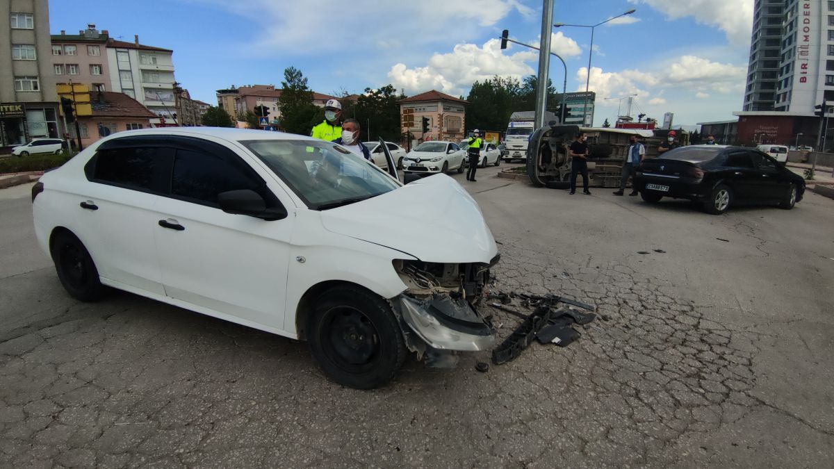 Elazığ'da korona hastasını taşıyan ambulans kaza yaptı