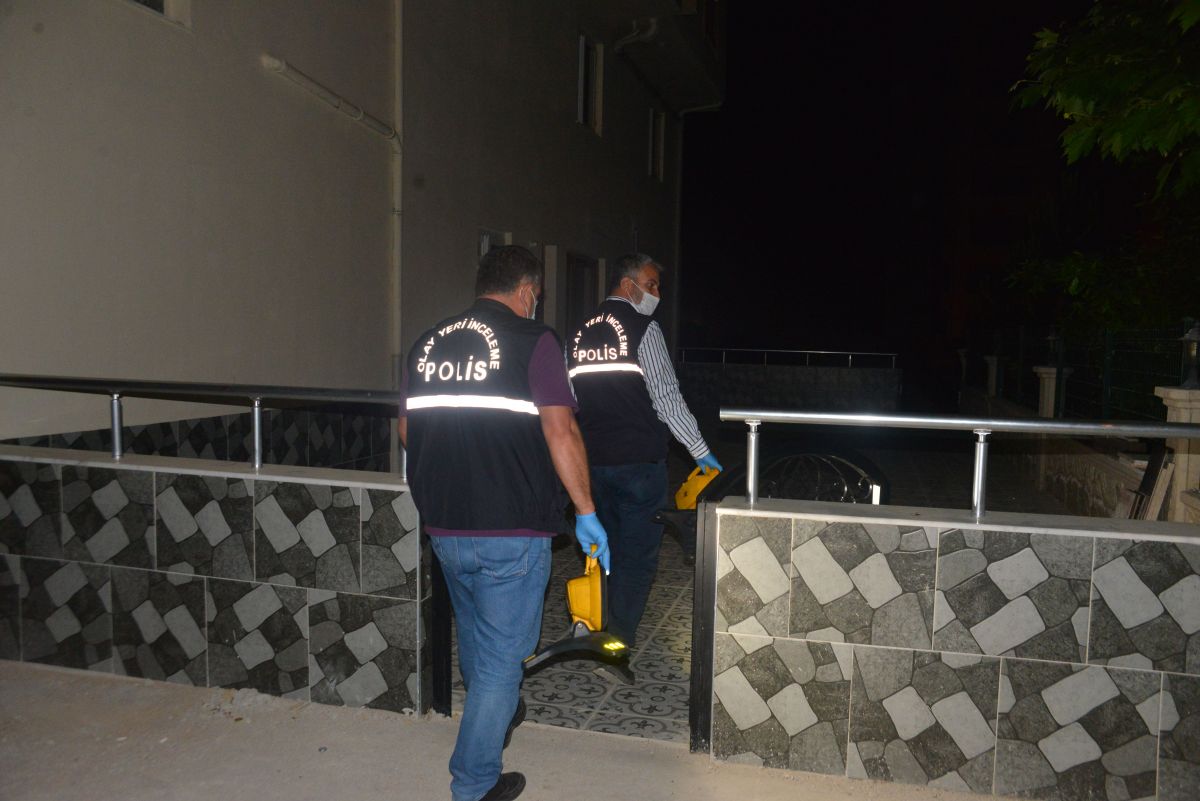 Adana'da, hırsızlık şüphelisi iki kardeş, bıçakla yaralandı