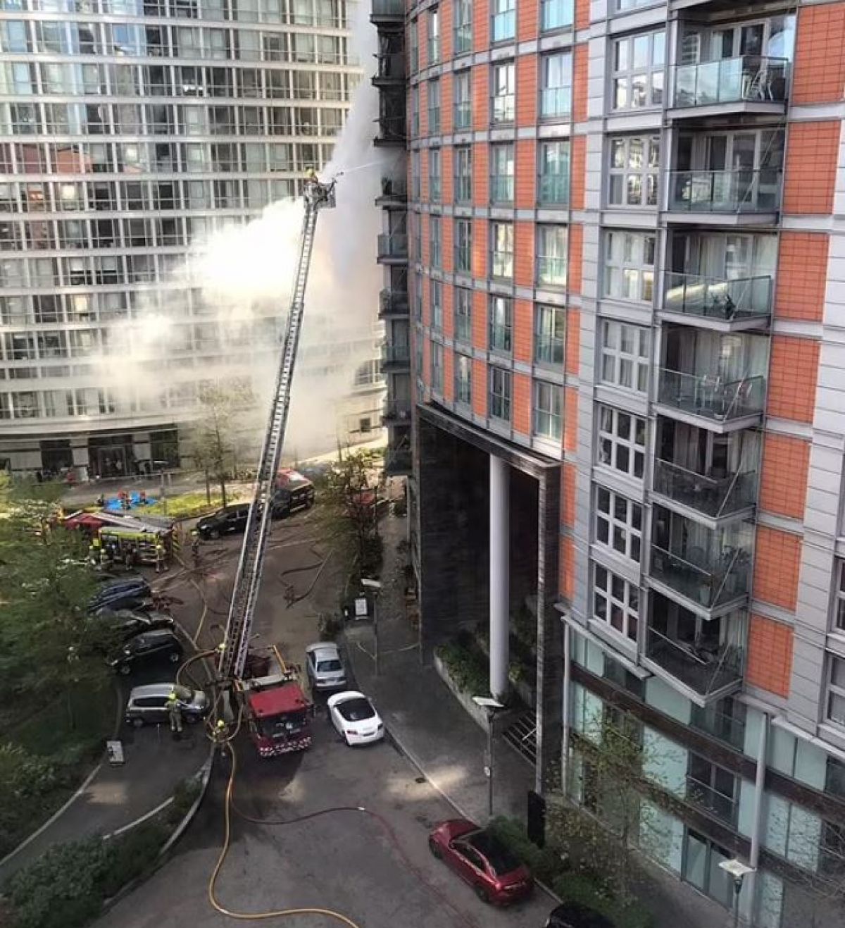 Fire in 43-storey flat in London #4