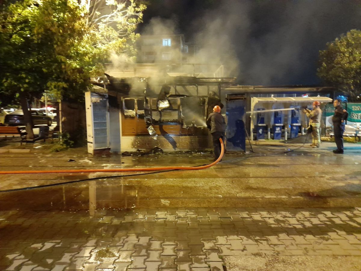 İstanbul da halk ekmek büfesi yandı  #2