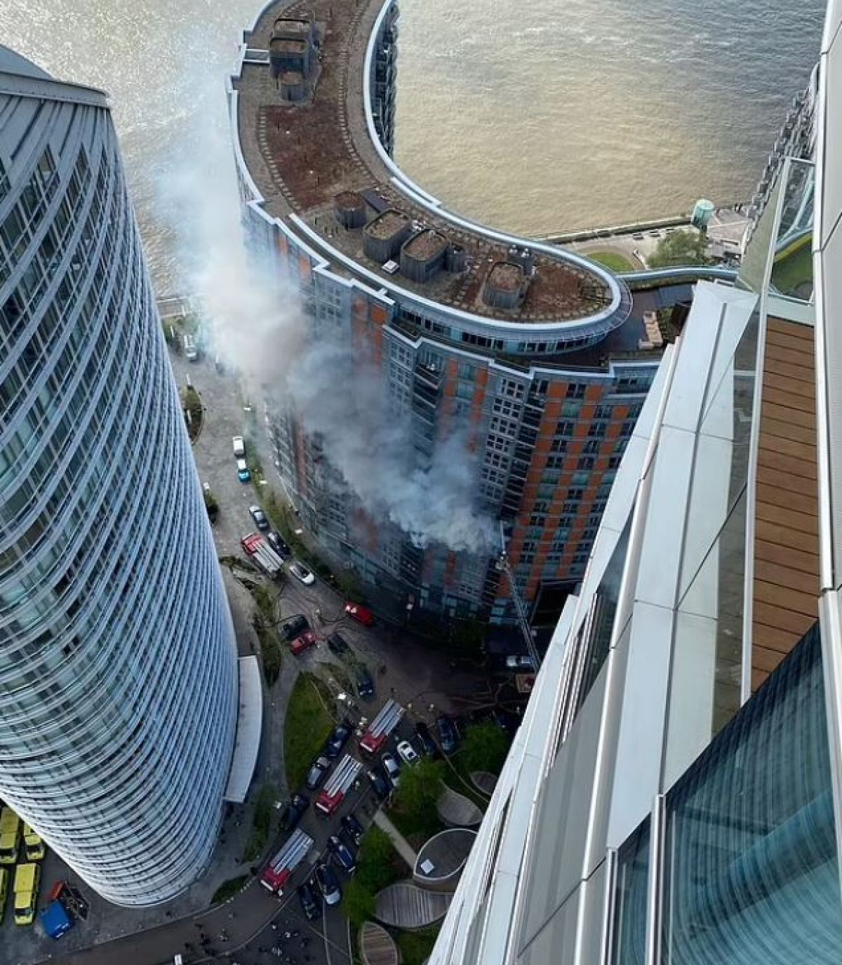 Fire in 43-storey flat in London #3